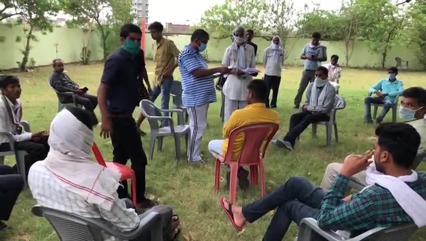 निवा﻿स पर जनता की समस्या सुनी व समस्याओं का समाधान किया।
#Jitendra_Verma_MLA_Fatehabad_Agra﻿