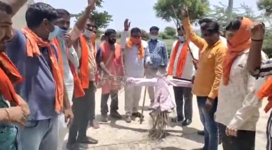 गौतम बुद्ध नगर: चपरगढ़ गांव में हिंदू युवा वाहिनी के कार्यकर्ताओं ने फूंका चीन के राष्ट्रपति का पुतला #हियुवा #गलवान_घाटी