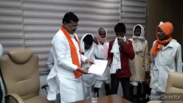 हरदा: हरदा के आदिवासी समुदाय के लोगो ने कृषि मंत्री कमल पटेल से मिलकर सड़क निर्माण की मांग की #कृषि_मंत्री #कमल_पटेल