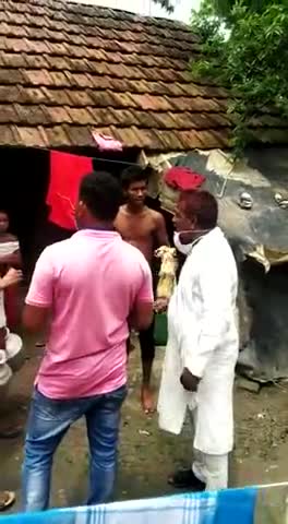 पाकुड़ जिला में #कोरोना+ve मरीज को स्वास्थ्यकर्मी और गांव वासियों ने समझा बुझाकर लाने की कोशिश करते..
#पाकुड़
