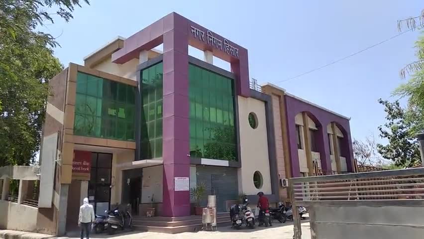 हिसार: नगर निगम ई-दिशा केंद्र में सीनियर सिटीजन को नहीं मिले पहले पचास टोकन, ज्वाइंट कमिश्नर ने लगाई ईओ को फटकार #ईओ