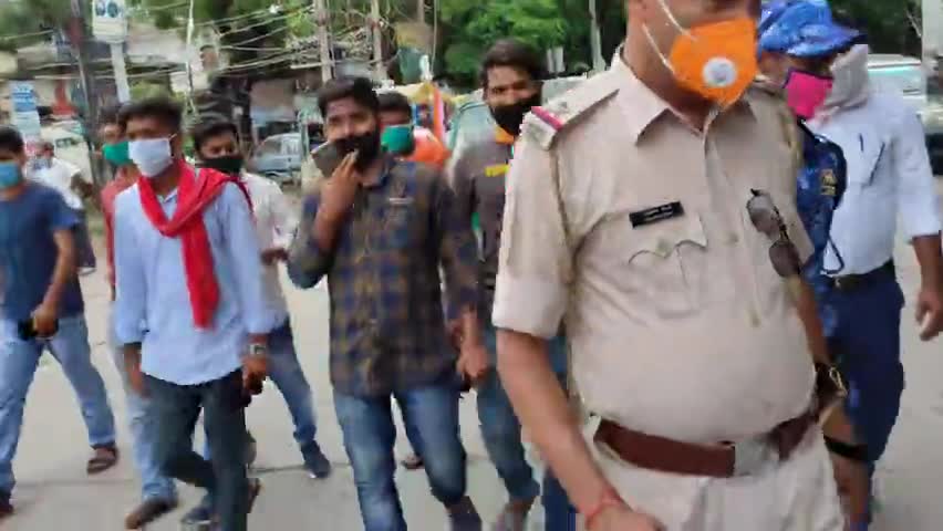 #अखिल_भारतीय_विद्यार्थी_परिषद के 72 स्थापना दिवस के शुभ अवसर पर अभाविप कार्यकर्ताओं द्वारा शहर में मस्क का वितरण किया...