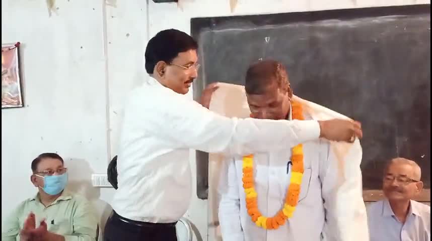 वाड्रफनगर: विकास खंड शिक्षा अधिकारी ने वरिष्ठ मुख्य लेखापाल के सेवानिवृत्त होने पर दी विदाई #लेखपाल