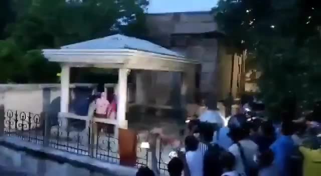 गौतम बुद्ध नगर: चले जाओ यहां से मरवा दिया मेरे पति को: मीडिया पर भड़कती विकास दुबे की पत्नी
#कानपुर_एनकाउंटर #विकास_दुबे #विकासदुबे