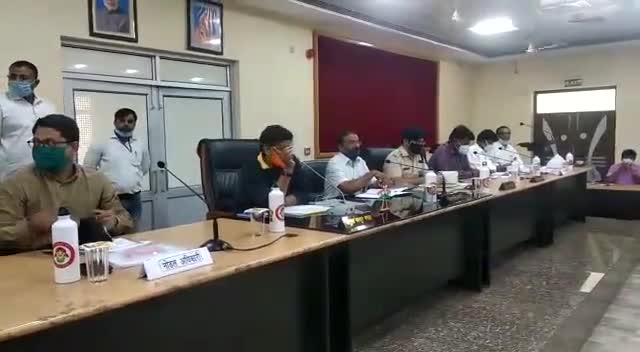 इटावा: कानपुर मंडल के कमिश्नर सुधीर एम बोबडे ने विकास भवन सभागार में अधिकारियों के साथ की मीटिंग #कमिश्नर