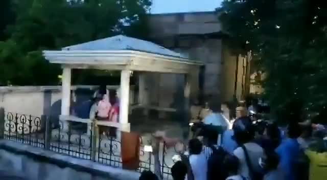 उरई: #विकास_दूबे के अंतिम संस्कार के दौरान मीडियाकर्मियों पर भड़की विकास की पत्नी -