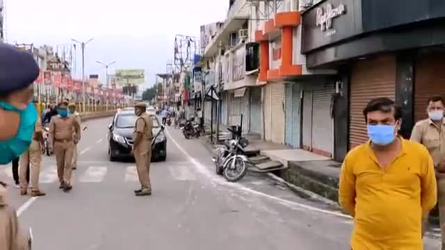 गोरखपुर: लॉकडाउन 5 का पालन करने स्वयं हाथ में डंडा लेकर सड़क पर उतरे एसपी सिटी

#cmyogi #gorakhpurpolice