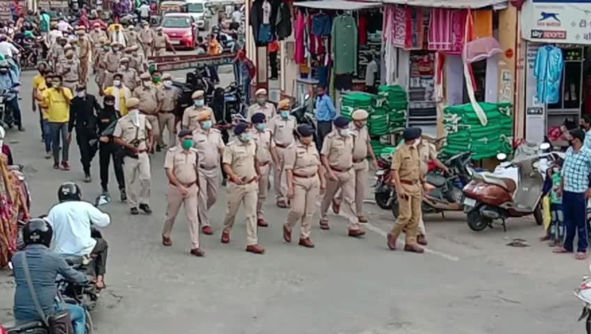 अलवर: अलवर पुलिस अधीक्षक तेजस्विनी गौतम ने शहर में फ्लैग मार्च कर जाने हालात #पुलिस_अधीक्षक