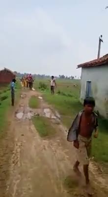 नीतीश कुमार के गृह जिले में एम्बुलेंस नही मिलने के कारण खटिया पर लाद कर टूटे सड़क पर मरीज को ले जाते हुए परिजन
#bihar_cm
