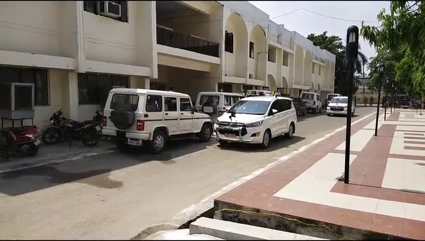 इटावा: जिले के आलाधिकारी के साथ मीटिंग करने विकास भवन के सभागार पहुंचे कानपुर मंडल के कमिश्नर #कमिश्नर
