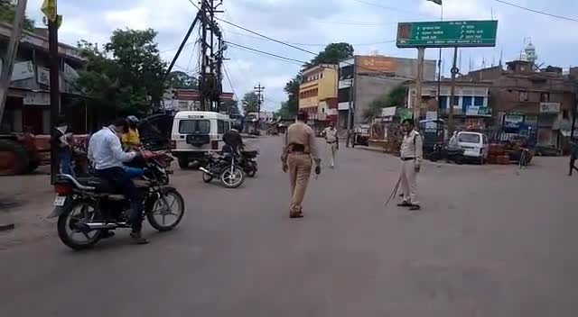 टीकमगढ़: पुराने स्टैंड पर पुलिस ने लॉक डाउन का उल्लंघन करने वाले बाइक सवारों पर की चलानी कार्रवाई #लॉक_डाउन