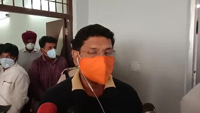 इटावा: इटावा पहुंचे कानपुर मंडल कमिश्नर ने कोविड-19 व संचारी रोग को लेकर दिए दिशा निर्देश #कमिश्नर