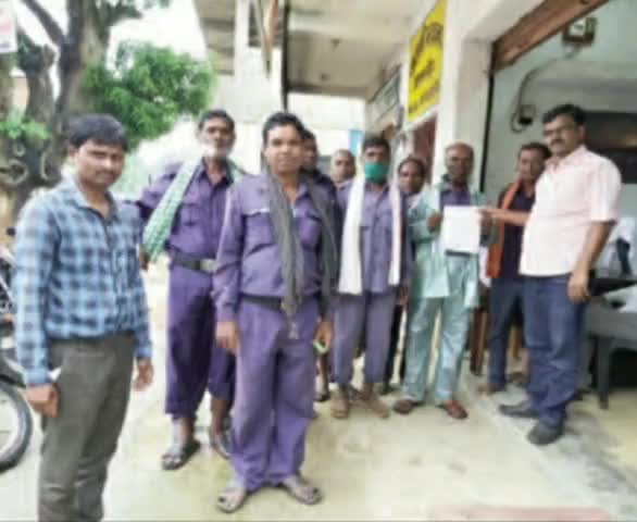 प्रतापपुर: प्रतापपुर कोटवार संघ ने स्कूल शिक्षा मंत्री से गुहार लगाते हुए की रात्रि में काम न कराने की मांग #शिक्षा_मंत्री