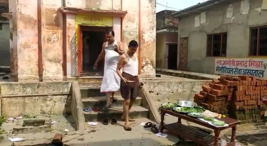 इकौना: सावन के दूसरे सोमवार पर इकौना के बड़े शिवाला पर शिव भक्तों ने किया जलाभिषेक #सावन_सोमवार