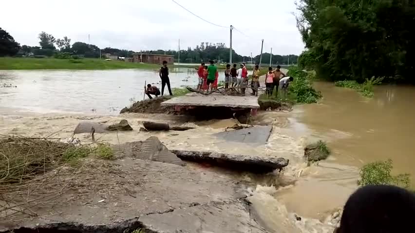 निर्मली: #Flood #kunauli purav tola se kosi project chowk par jane wali sadak is jarjar istithi..