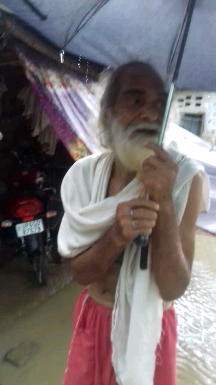 केराकत: एक नजर हमारे गांव भी 😢#27 सालो से कोई सुनवाई नही 😢😢हुई।पूरे गांव का पानी यहा ईकठ्ठा होता है ।