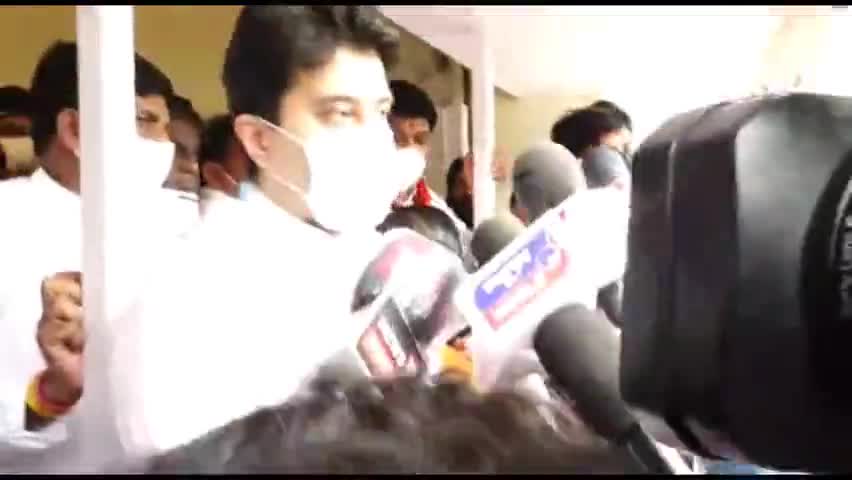 हुज़ूर: उमा भारती से पारिवारिक संबंध हैं, आशीर्वाद लेने उनके पास पहुंचा था: ज्योतिरादित्य सिंधिया #ज्योतिरादित्य_सिंधिया