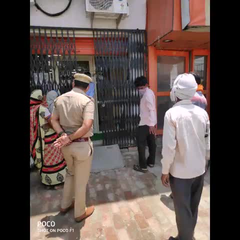 बिसौली: नगर बजीरगंज में थानाध्यक्ष प्रदीप यादव ने बैंकों में लिया सुरक्षा व्यवस्था का जायजा, दिये दिशा निर्देश #थानाध्यक्ष #बैंक