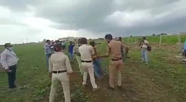 ग्वालियर गिर्द: गुना कलेक्टर और एसपी हटाए गए,दलित किसान दंपति से मारपीट की होगी जांच
#shivrajsinghchouchan #jyotiradityascindia #guna