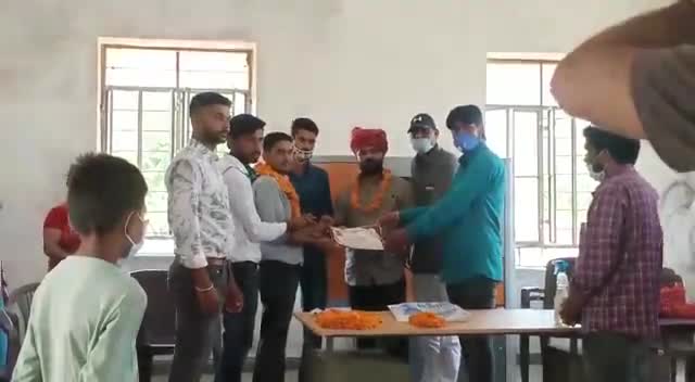 चाकसू: राष्ट्रीय लोकतांत्रिक पार्टी के कार्यकर्ताओं ने तीतरिया में कोरोना योद्धाओं को किया सम्मानित #रालोपा #कोरोना_योद्धा