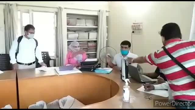 बदायूं: बीएसए ऑफिस में मूल प्रमाण पत्र प्राप्त करने के लिए उमड़ी शिक्षकों की भीड़ #बीएसए