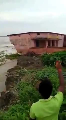 #Bihar में बाढ़ एक बार फिर लोगों पर भारी पड़ रही है ,लेकिन सरकार फिर विफल होती प्रतीत हो रही है
#SayNoToNitishKumar