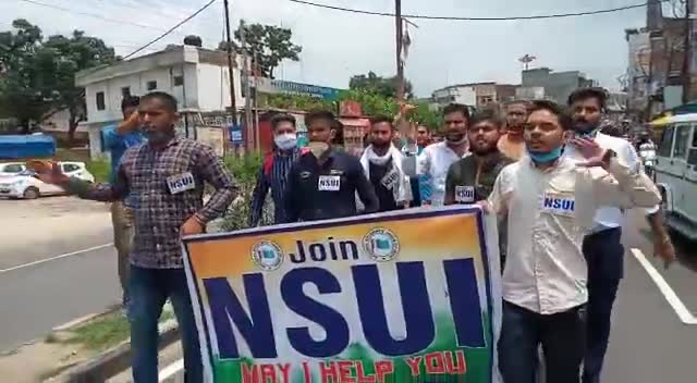ऊना: आज जिला ऊना में एनएसयूआई ने #PromoteStudentsSaveFuture  के तहत जिला मुख्यालय में धरना प्रर्दशन दिया।