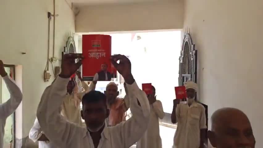 अमरोहा: समाजवादी अहान पत्र #distribution #samajwadiparty #akhlesh_Yadav #kamalAkhtar