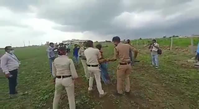 सिरोंज: इन बहशी दरिन्दों को जरा सी भी शर्म नहीं आई ,
क्या गरीब होना गुन्हा है...?
 #news24##aajtaknews #aajtak24