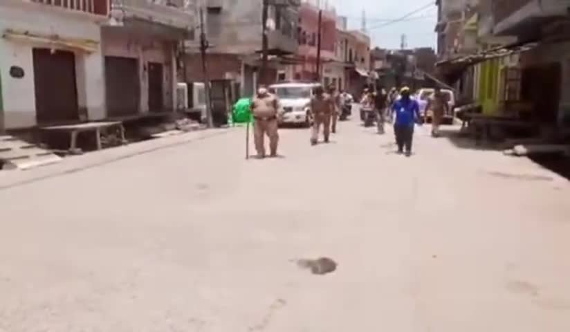 भोगांव: बेबर थाना प्रभारी ने नगर में किया पैदल फ्लैग मार्च, दुकानदारों को दी सोशल डिस्टेंस का पालन करने की हिदायत #थाना_प्रभारी
