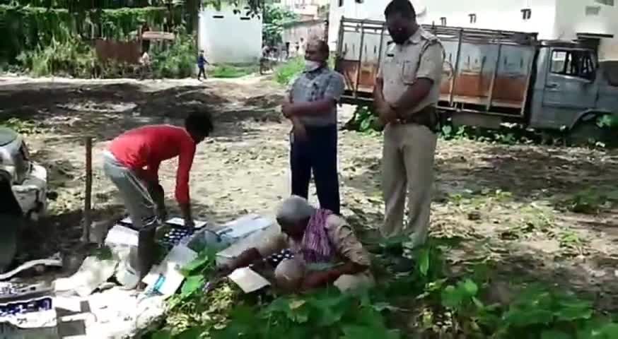 मोहिउद्दीननगर: मोहिउद्दीननगर थाना परिसर में CO व थानाध्यक्ष की देखरेख में जब्त की गई विदेशी शराब का किया गया विनिष्टिकरण #थानाध्यक्ष