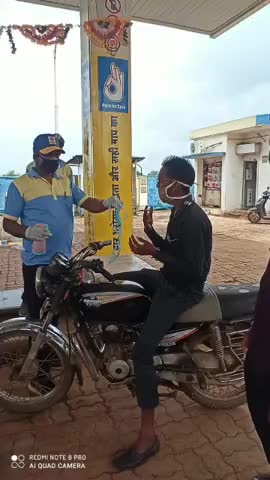 खैरागढ़ के चोपडा पेट्रोल पम्प पर कोरोना से बचाव के लिए ग्राहकों को वितरित किए गए मास्क  #कोरोना #petrolpump