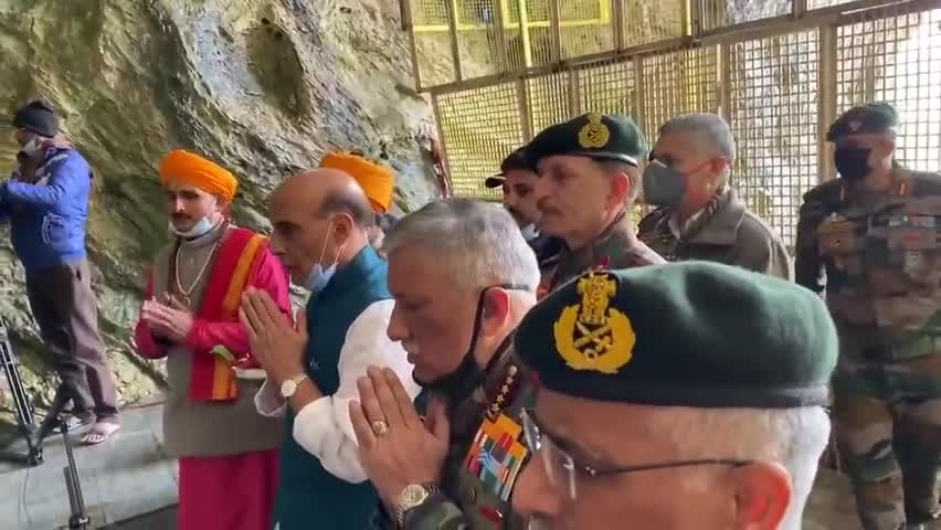 देश के यशस्वी रक्षामंत्री माननीय #राजनाथ_सिंह जी ने देश की ख़ुशहाली के लिए #अमरनाथ गुफ़ा में बाबा बर्फ़ानी के दर्शन किया