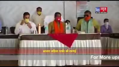 #मथुरा नगर आयुक्त IAS officer को #BJP विधायक, मेयर की मौजूदगी में सदन में बीजेपी की महिला पार्षद द्वारा #चप्पल मार अपमान