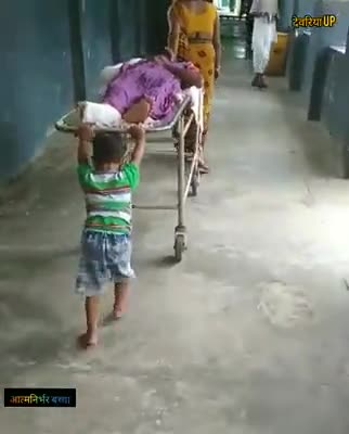 #आत्मनिर्भर_भारत की सारी जिम्मेदारी अपने कंधों पर उठाये एक नन्हा सा बालक।