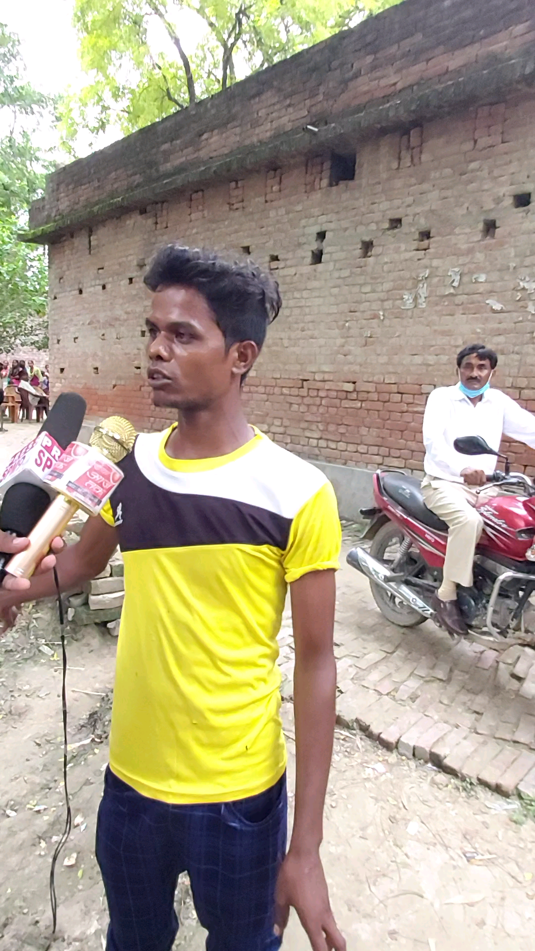 सोरांव: रमना गांव में आए प्रवासी मज़दूर को नहीं मिला सरकारी योजनाओं का लाभ, व्यक्ति ने तहसील में की शिकायत #प्रवासी_मज़दूर