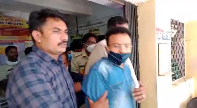 ग्वालियर गिर्द: सब इंस्पेक्टर पंकज जैन नाबालिग नौकरानी के साथ मुँह काला करते होटल से गिरफ्तार #ujjain #shivrajsinghchouchan #narottammis