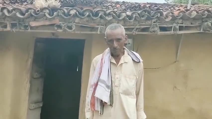 मयूरहंड: धनगांवा में गरीब का कच्चा मकान हुआ जर्जर, BDO से की प्रधानमंत्री आवास की मांग #प्रधानमंत्री_आवास