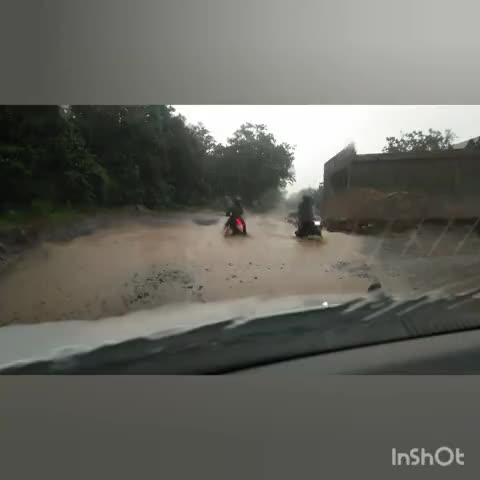 उदयपुर: NH-130 ग्राम दावा हाथी पुलिया के पास बाइक चालक जान जोखिम में डालकर सड़क पर चलने पर मजबूर सड़क निर्माण कम्पनी अनजान#जर्जर