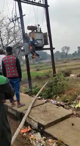 बैरगनियां: बकिया के चोरी में थेके गाओए में ग﻿ए थे## लायंस सरिया ने अचानक में बिजली आ गई #लाइक करके देखें वीडियो आगे बढ़ाइए