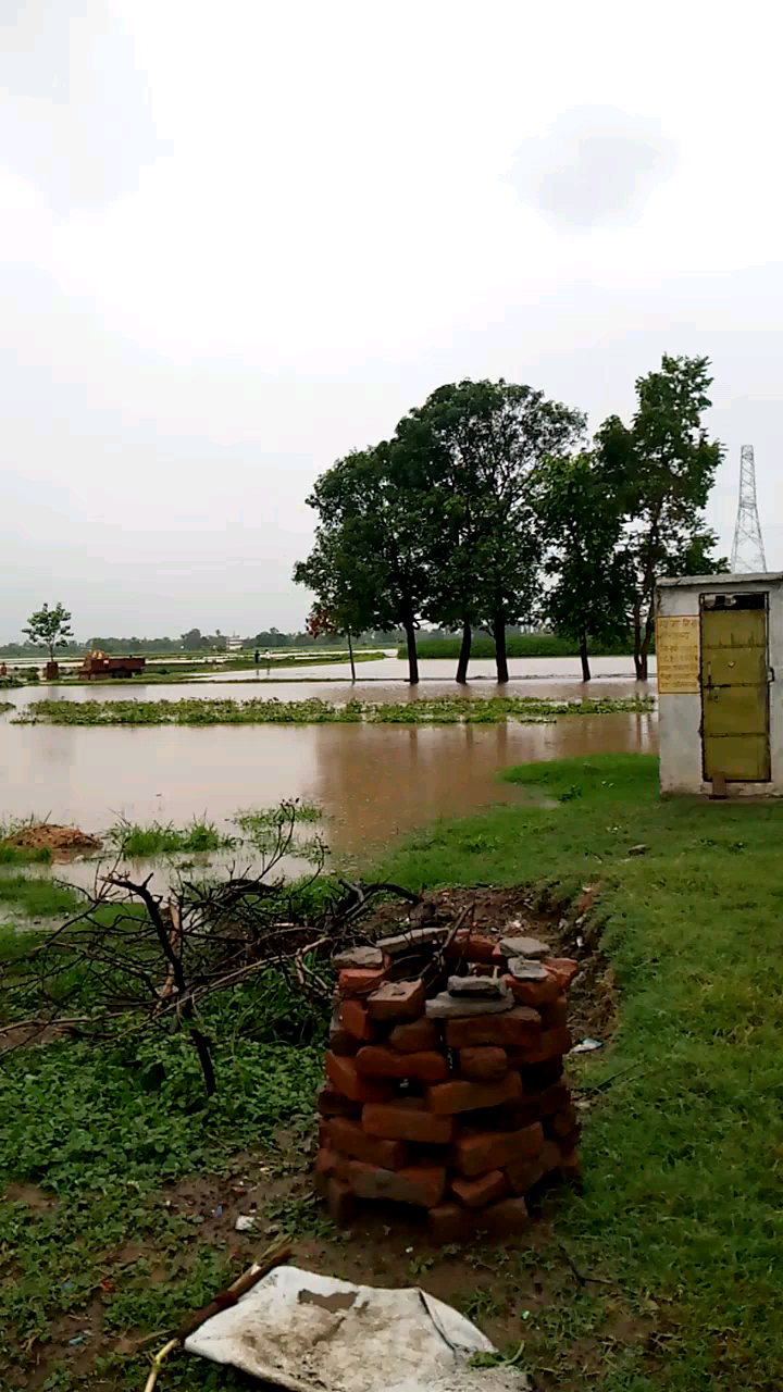 इटावा: jila etawaha#bhimnagar#gao me# barish hone se bhara pora gao khit talab