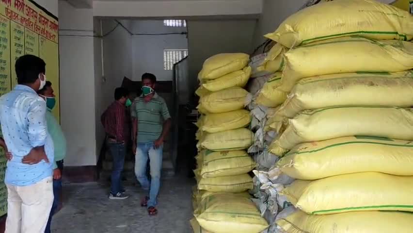 कुंडहित: बिरसा मुंडा आम बागवानी योजना के तहत कुंडहित में भेजी गई खाद को घटिया बताते हुए लोगों ने लेने से किया मना #ddc