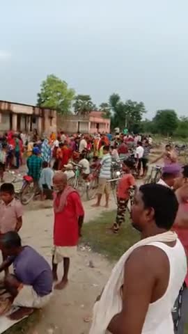 घनश्यामपुर: घनश्यामपुर प्रखंड के  गोढैल गांव के  हाट पर  लाॅकडाउन में  सामाजिक  दूरी का  धज्जियां  उरु। 
#lockdown  #social_distance