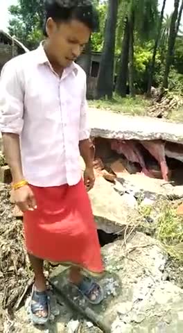 मेहसी: भाई ये सरक मेहसी मे मन्झन छपरा  मे सरक बारिश के कारन टूट चूकी है कृपया इसे ईतना शेअर  कि सरकार तक पहूँच सके#public_news