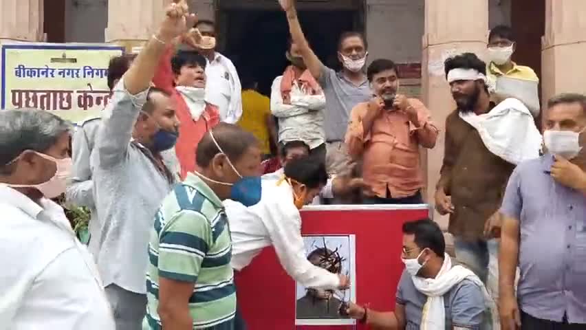 जयपुर: गहलोत सरकार के कैबिनेट मंत्री का उनकी विधानसभा में किया मुंह काला
#जय_कांग्रेस_विजय_कांग्रेस 😂🤣
#गहलोत_सरकार #सचिन
