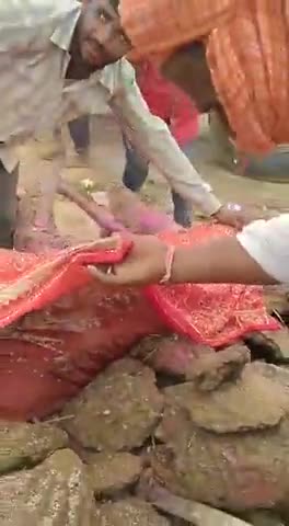 आगरा के अछनेरा में #दबंगो ने शमशान 
घाट में #दलित_परिवार को अंतिम संस्कार करने से रोका,चिता से हटानी पड़ी महिला की लाश,,