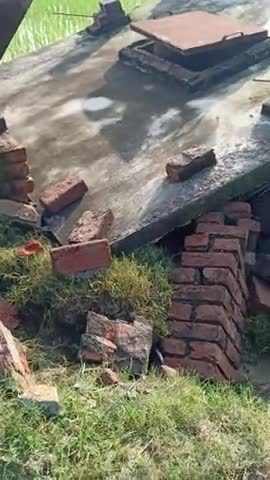 बलिया: #Indian#ballia#रसड़ा परसिया गांव में चंद्रशेखर सिंह क के खेत में लगा हुआ सरकारी टुबेल जमीन में समा गया