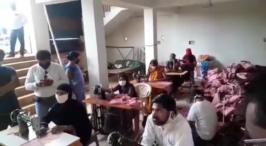 मड़िहान: NRLM के तहत स्कूल ड्रेस सिलाई केंद्र का मुख्य विकास अधिकारी ने किया निरीक्षण, महिलाओं से किया संवाद #सीडीओ