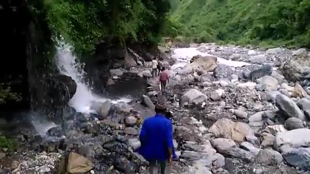 धारचूला: खुमती गांव में भूस्खलन से हुए नुकसान का पटवारी ने किया निरीक्षण #पटवारी