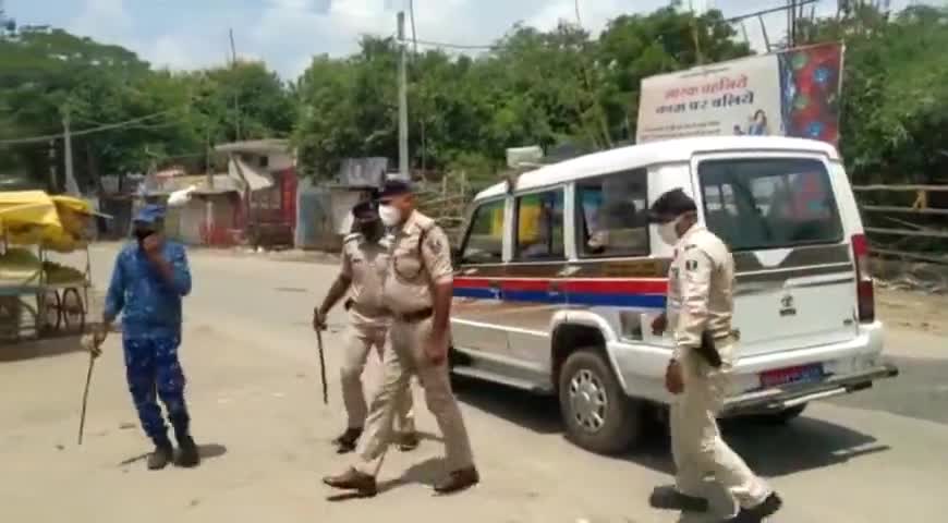 बक्सर: बक्सर में लॉकडाउन का अनुपालन कराने को लेकर सड़क पर दल-बल के साथ उतरे सदर एसडीपीओ सतीश कुमार #एसडीपीओ #लॉकडाउन
